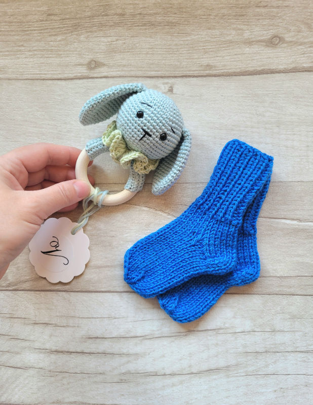 Kramtuko barškučio ir kojinaičių komplektas kojinaitės 9 cm dovana kūdikiui