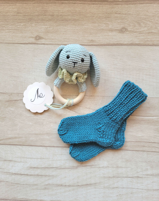 Kramtuko barškučio ir kojinaičių komplektas kojinaitės 9 cm dovana kūdikiui