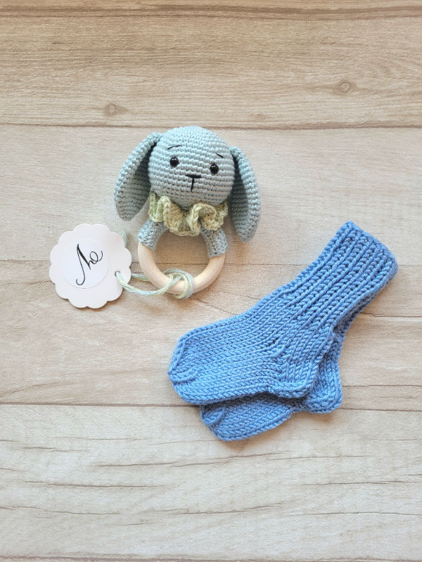 Kramtuko barškučio ir kojinaičių komplektas kojinaitės 9 cm dovana kūdikiui
