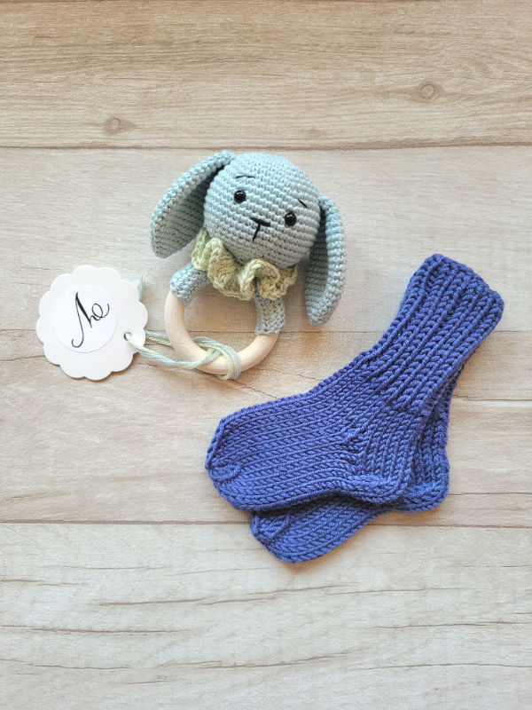 Kramtuko barškučio ir kojinaičių komplektas kojinaitės 9 cm dovana kūdikiui