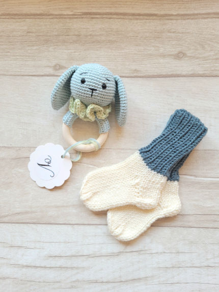 Kramtuko barškučio ir kojinaičių komplektas kojinaitės 9 cm dovana kūdikiui Dovanos | naujagimiams | Kramtuko barškučio ir kojinaičių komplek