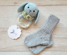Kramtuko barškučio ir kojinaičių komplektas kojinaitės 9 cm dovana kūdikiui