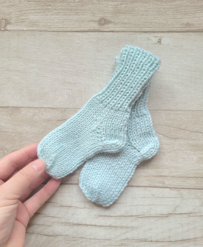 Merino vilnos kojinaitės dovanų dėžutėje 11cm dovana kūdikiui