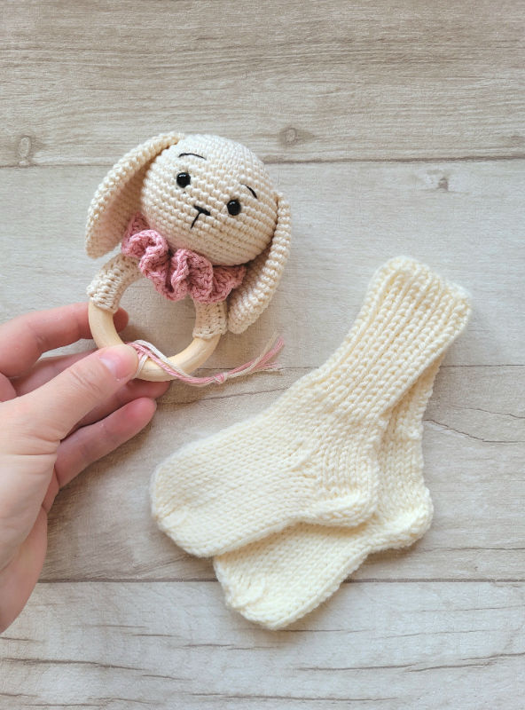 Kramtuko barškučio ir kojinaičių komplektas kojinaitės 9 cm dovana kūdikiui