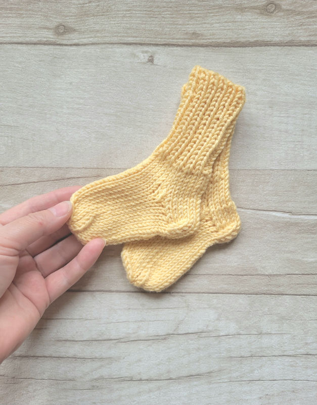 Pirmosios kojinaitės merino vilna 9 cm dovanų dėžutė