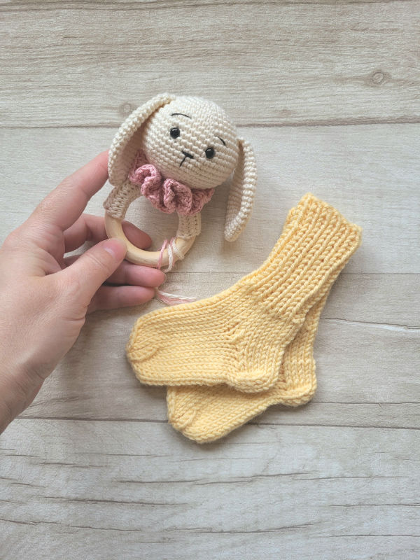 Kramtuko barškučio ir kojinaičių komplektas kojinaitės 9 cm dovana kūdikiui