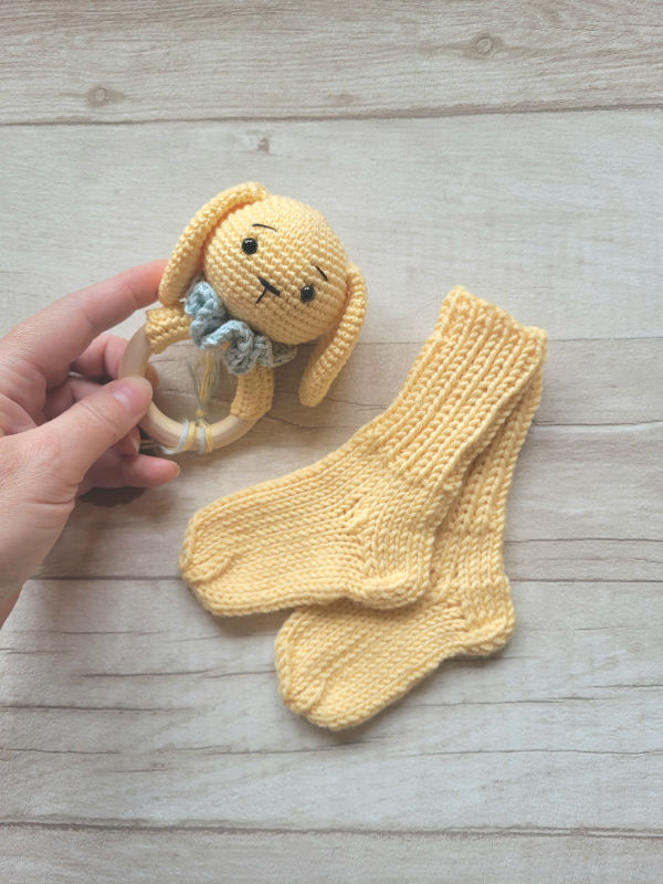 Kramtuko barškučio ir kojinaičių komplektas kojinaitės 9 cm dovana kūdikiui