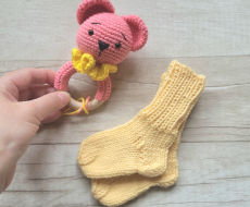 Kramtuko barškučio ir kojinaičių komplektas kojinaitės 9 cm dovana kūdikiui