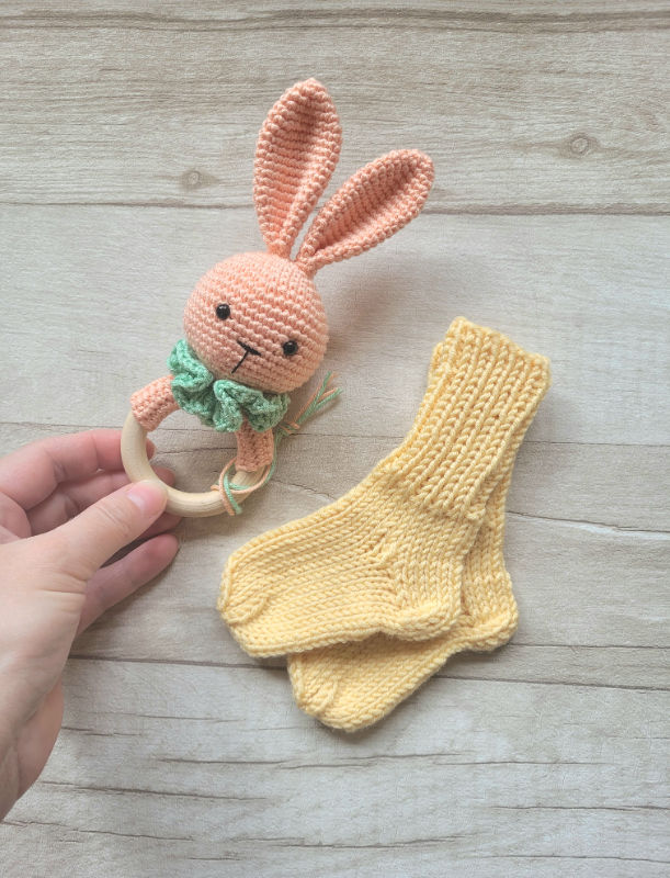 Kramtuko barškučio ir kojinaičių komplektas kojinaitės 9 cm dovana kūdikiui