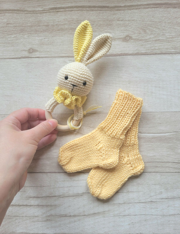 Kramtuko barškučio ir kojinaičių komplektas kojinaitės 9 cm dovana kūdikiui