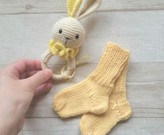 Kramtuko barškučio ir kojinaičių komplektas kojinaitės 9 cm dovana kūdikiui