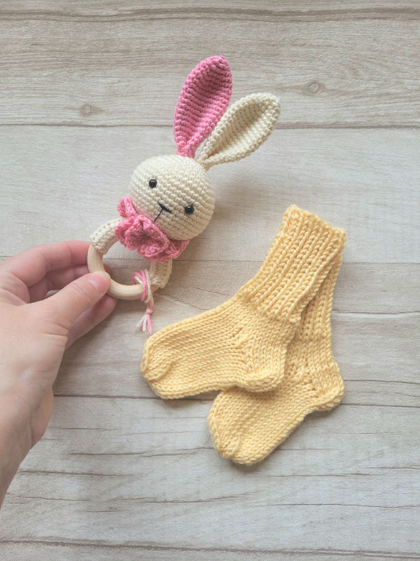 Kramtuko barškučio ir kojinaičių komplektas kojinaitės 9 cm dovana kūdikiui