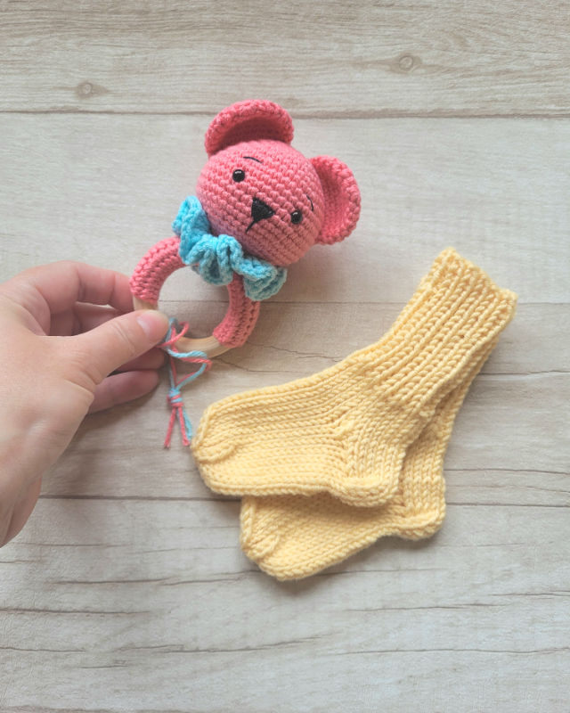 Kramtuko barškučio ir kojinaičių komplektas kojinaitės 9 cm dovana kūdikiui