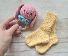 Kramtuko barškučio ir kojinaičių komplektas kojinaitės 9 cm dovana kūdikiui