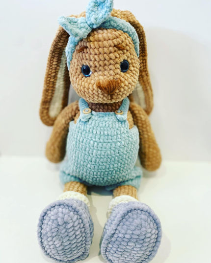 žaislai | minkšti | Zuikė su kombinezonu 45 cm dydžio