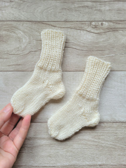 Vilnos kojinaitės 9 cm pirmosios kojinaitės dovana naujagimiui avalynė | kojinės | Vilnos kojinaitės 9 cm pirmosios kojina