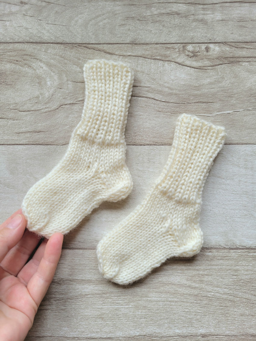 Vilnos kojinaitės 9 cm pirmosios kojinaitės dovana naujagimiui avalynė | kojinės | vilnos kojinaitės 9 cm pirmosios kojina