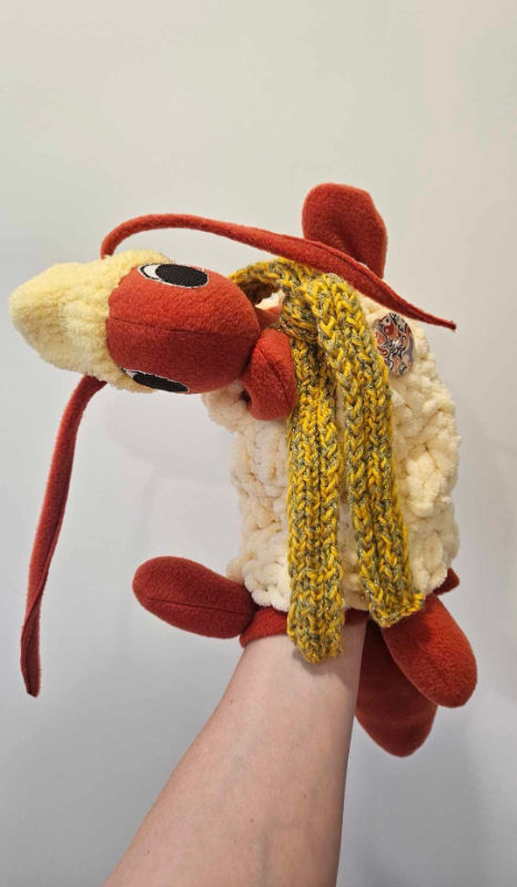 Pirštininė lėlė skruzdė nikoleta užsideda ant rankos 30-35cm