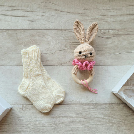 Kramtuko barškučio ir kojinaičių komplektas kojinaitės 9 cm dovana kūdikiui Dovanos | naujagimiams | Kramtuko barškučio ir kojinaičių komplek