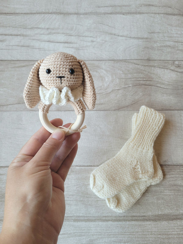Kramtuko barškučio ir kojinaičių komplektas kojinaitės 9 cm dovana kūdikiui