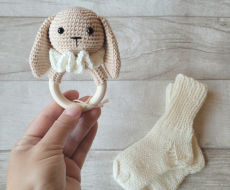 Kramtuko barškučio ir kojinaičių komplektas kojinaitės 9 cm dovana kūdikiui