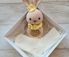 Kramtuko barškučio ir kojinaičių komplektas kojinaitės 9 cm dovana kūdikiui