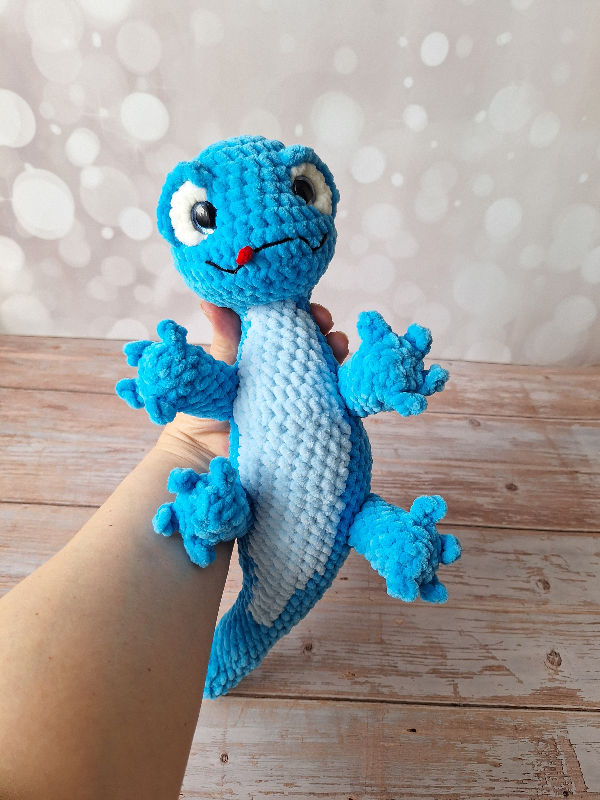 Rankų darbo pliušinis žaislas - driežas išmatavimai 25x19 cm spalva mėlyna