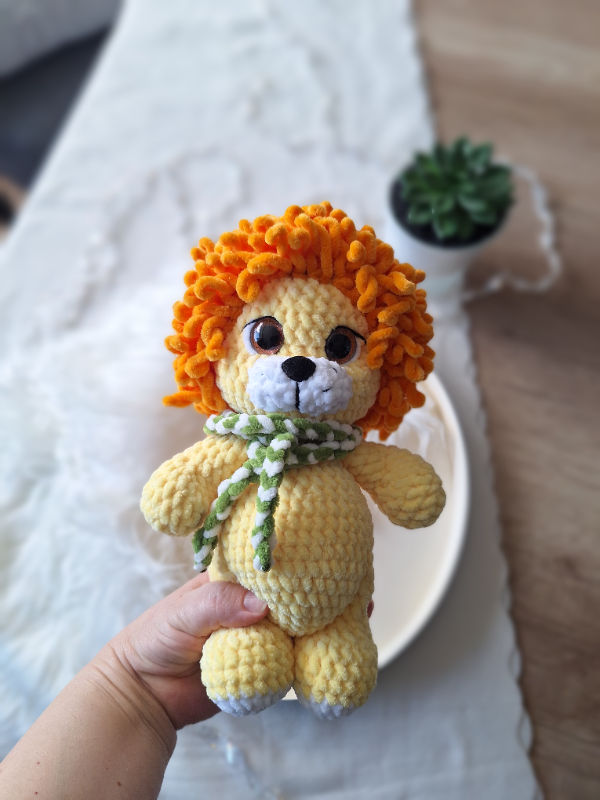 Rankų darbo pliušinis žaislas - liūtas ilgis 26 cm geltonos spalvos