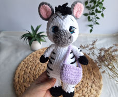 Rankų darbo pliušinis žaislas - zebras su rankinuku 28 cm baltai juodas