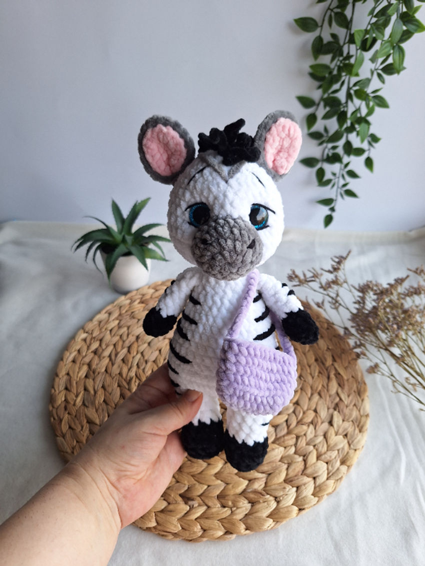 Rankų darbo pliušinis žaislas - zebras su rankinuku 28 cm baltai juodas žaislai | minkšti | rankų darbo pliušinis žaislas - zebras s
