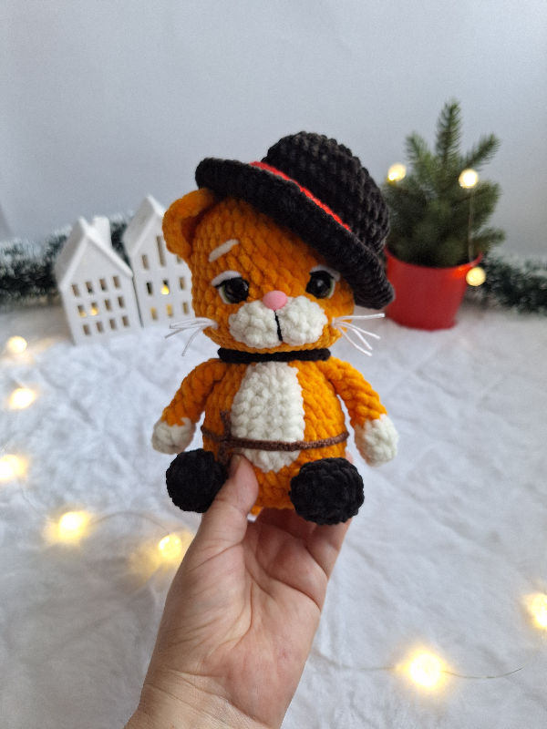 Rankų darbo pliušinis žaislas batuotas katinas aukštis 19 cm oranžinės spalvos