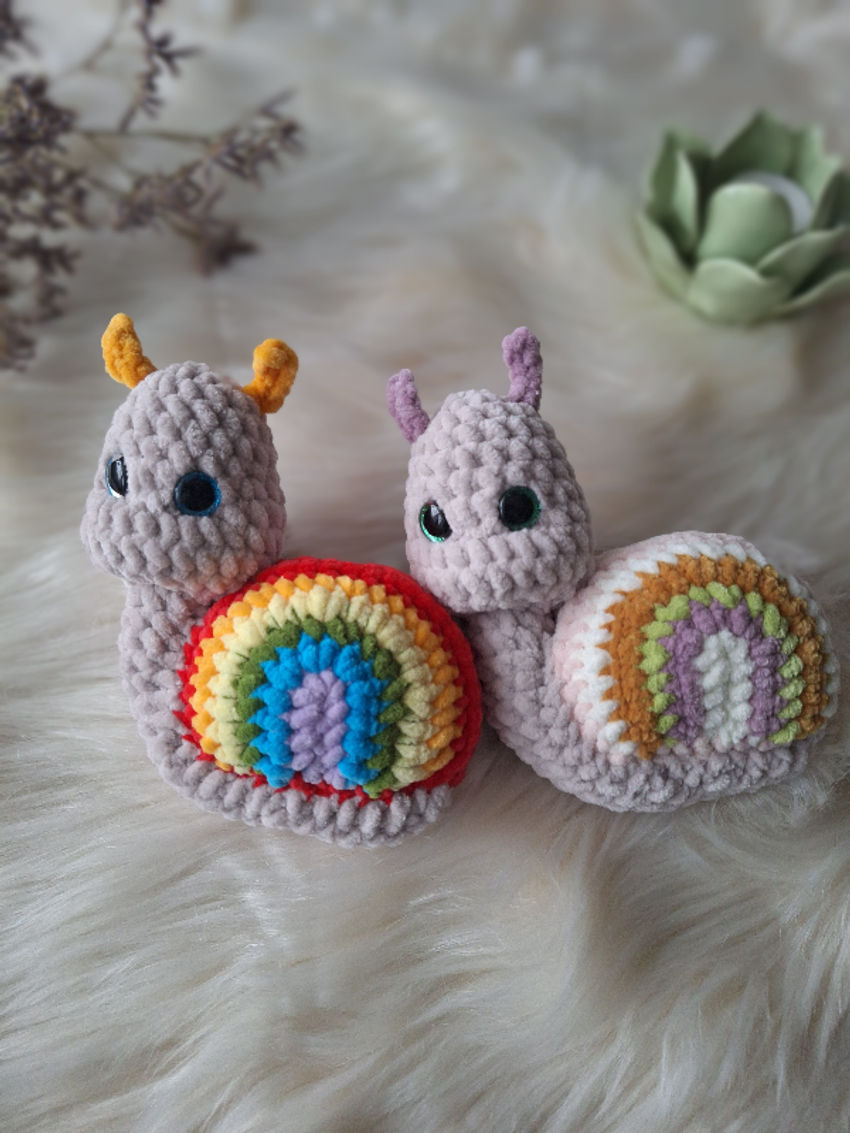 Rankų darbo pliušinis žaislas - vaivorykštinė sraigė 12x8 cm kaina už 1 vnt žaislai | minkšti | rankų darbo pliušinis žaislas - vaivoryk