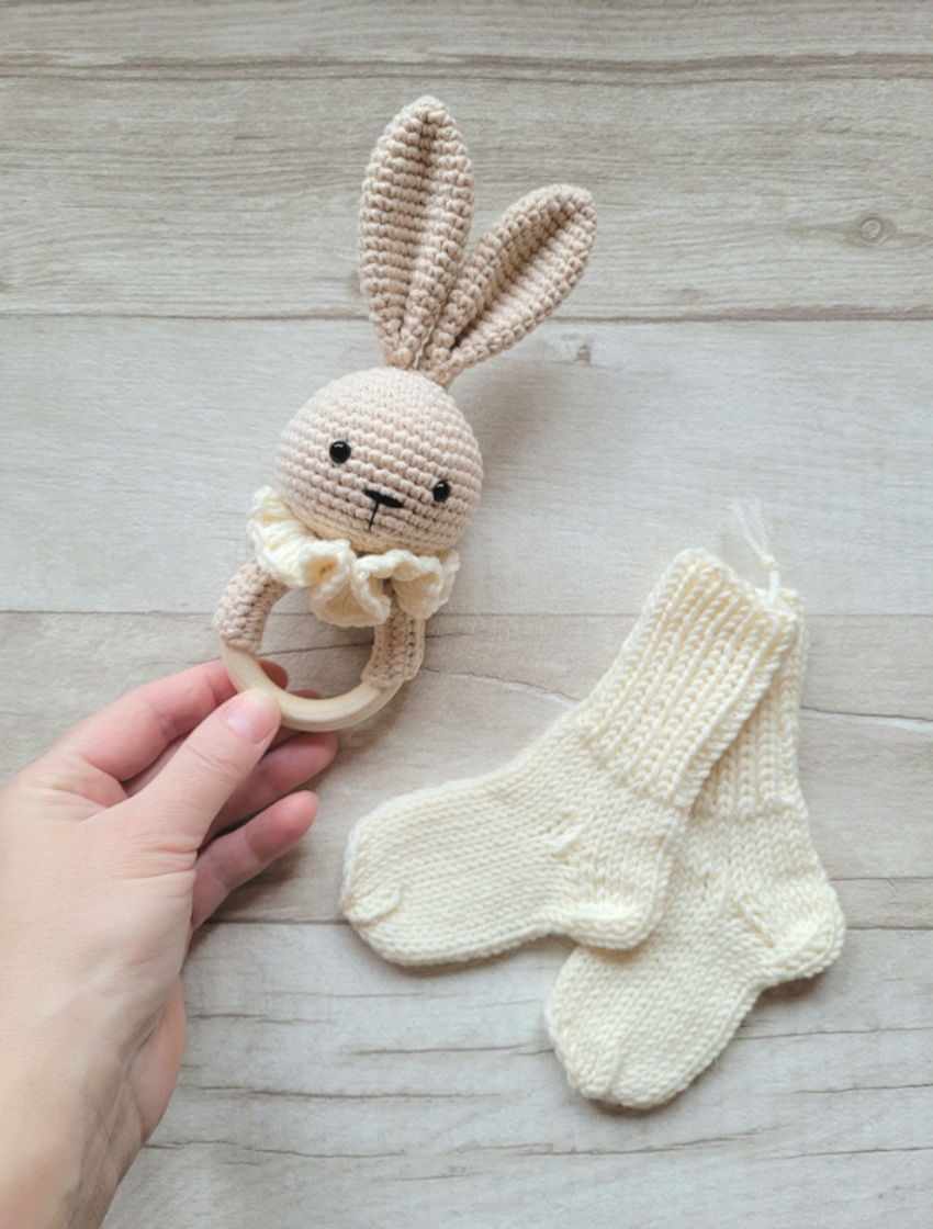 Kramtuko barškučio ir kojinaičių komplektas kojinaitės 9 cm dovana kūdikiui Dovanos | naujagimiams | kramtuko barškučio ir kojinaičių komplek