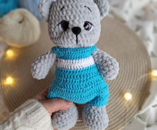 Rankų darbo pliušinis žaislas - kačiukas su kombinezonu pilkos spalvos 26 cm