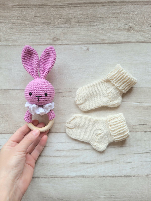 Kramtuko barškučio ir kojinaičių komplektas kojinaitės 9 cm dovana kūdikiui