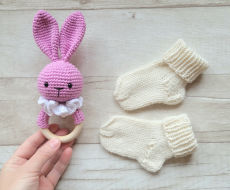 Kramtuko barškučio ir kojinaičių komplektas kojinaitės 9 cm dovana kūdikiui