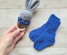 Kramtuko barškučio ir kojinaičių komplektas kojinaitės 9 cm dovanų dėžutėje