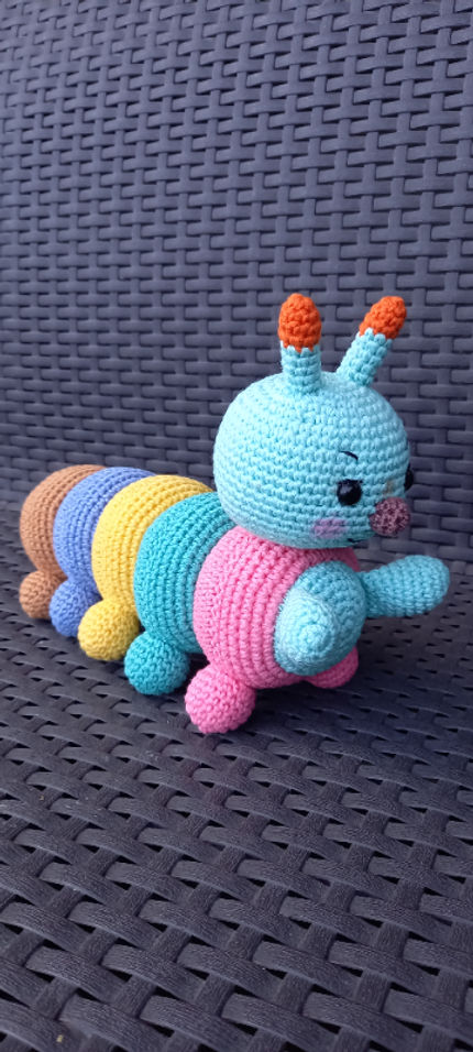 žaislai | minkšti | Nertas spalvotas kirminukas ilgis 24 cm 