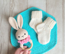 Barškučio ir kojinaičių komplektas kojinaitės 9 cm  dovana naujagimiui