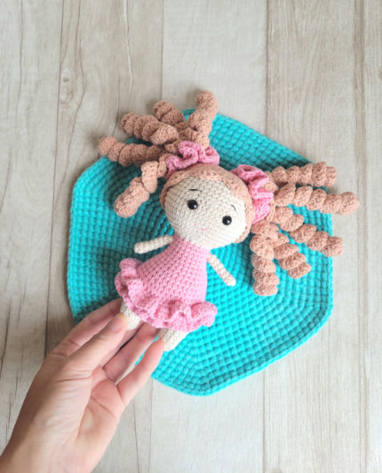 žaislai | lėlės | Nerta lėlytė su garbanėlėmis dovana merg
