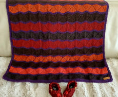 Komplektas kūdikiui  - pledukas 80 cm x 80 cm su nertais tapukais 10 cm pėdutei 