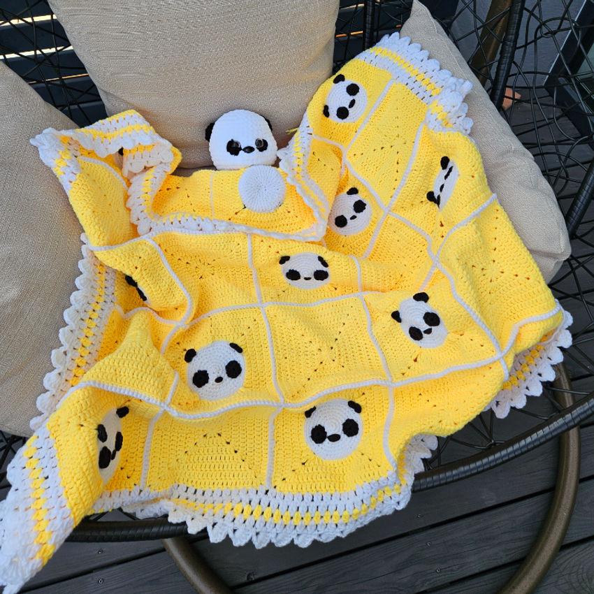 Saulėtas pasakų pledukas su pandutėmis – rankų darbo kūdikio jaukumui 🌞🐼 aksesuarai | pledukai | saulėtas pasakų pledukas su pandutėmis –