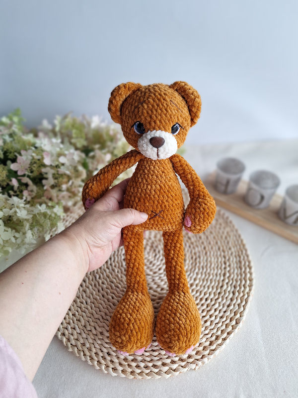 Rankų darbo pliušinis žaislas - meškinas ilgakojis ilgis 37 cm sėdint 20 cm 
