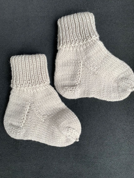 avalynė | kojinės | Kojinytės naujagimiui merino vilnos megz
