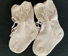  kojinytės kūdikiui merino vilnos megzti rankomis spalva pelenų rožinė