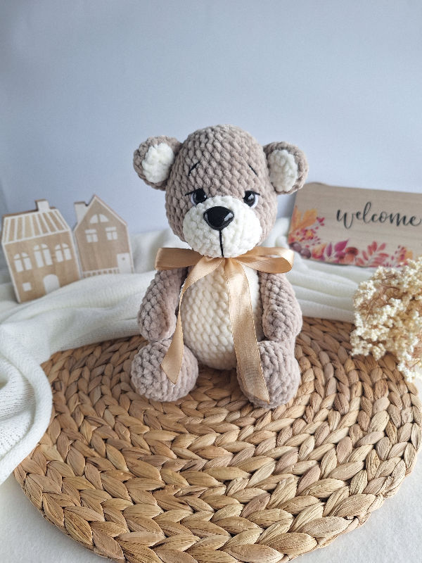 Rankų darbo pliušinis žaislas - meškiukas ilgis apie 28 cm 