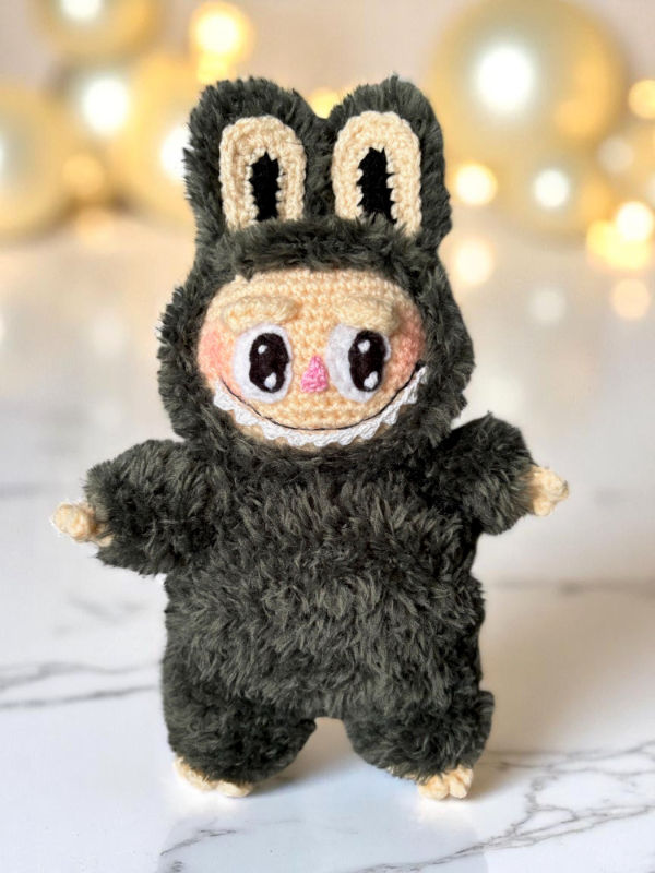 Labubu rankų darbo nertas pliušinis žaislas monstriukas  24 cm ūgio