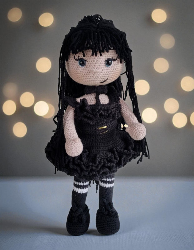 Nerta lėlytė trečiadienė adams  wednesday addams  43 cm ūgio