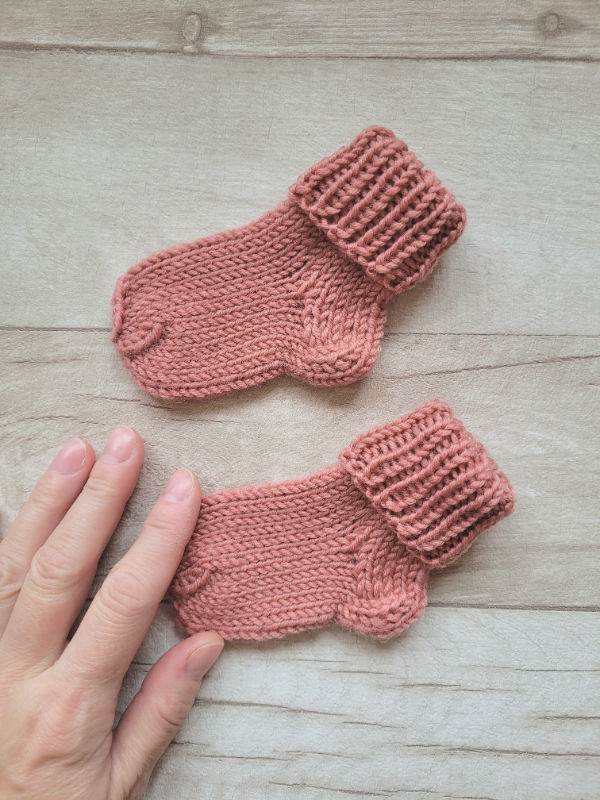 kojinaitės naujagimiui 100 merino vilna 9cm pėdutė pirmosios kojinaitės