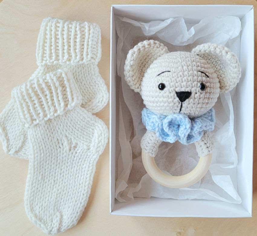 Barškučio ir kojinaičių komplektas kojinaitės 9 cm dovana naujagimiui Dovanos | naujagimiams | barškučio ir kojinaičių komplektas kojin